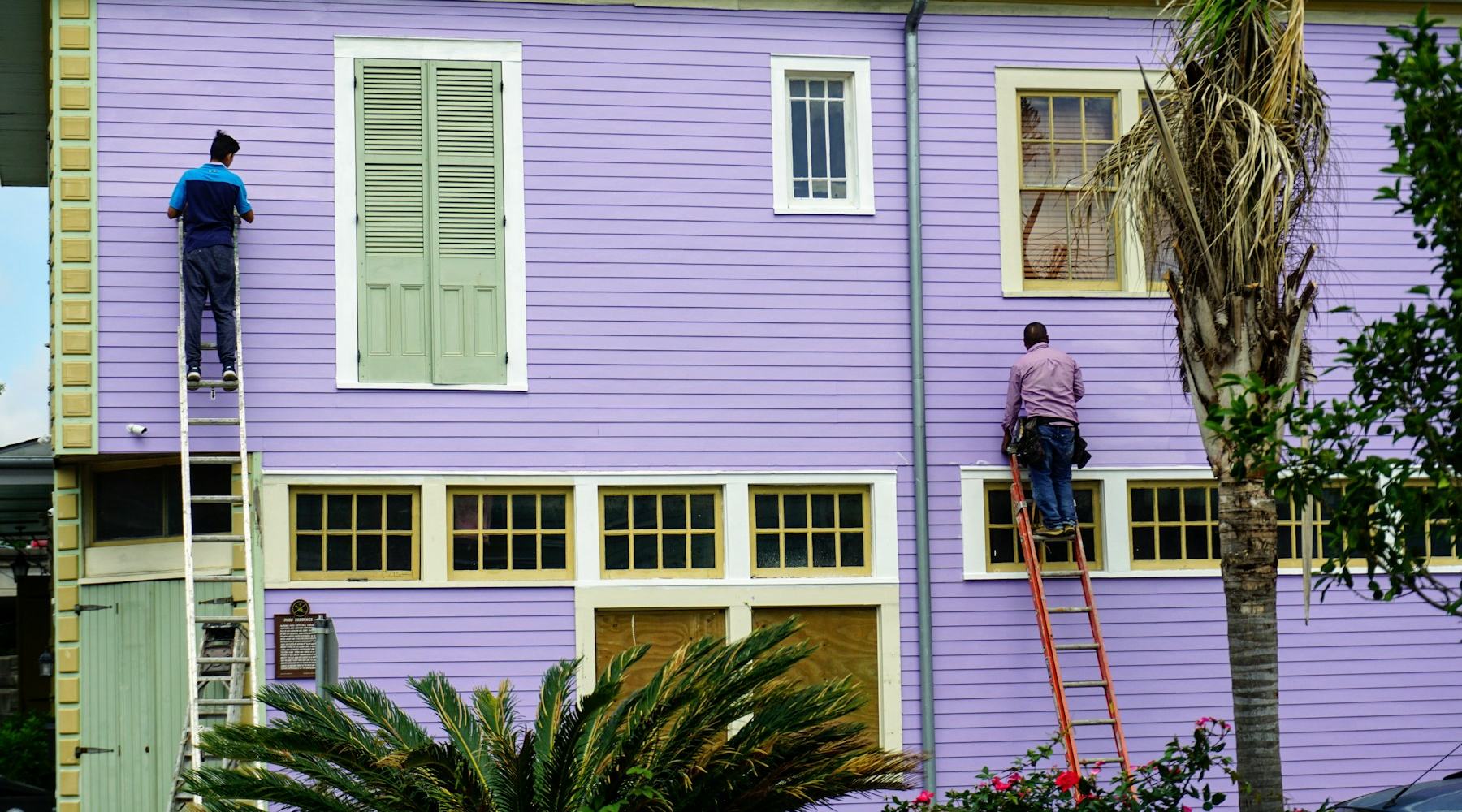 Re-staining a Deck: What Pros Wish You Knew